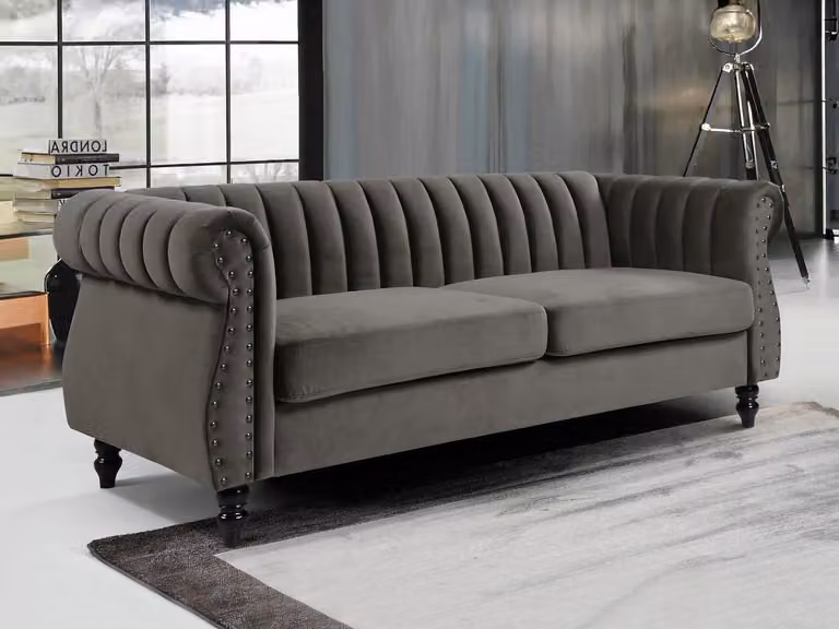 Sofá Chesterfield de 3 plazas TRUMBO tapizado en terciopelo gris antracita con estructura de madera sólida