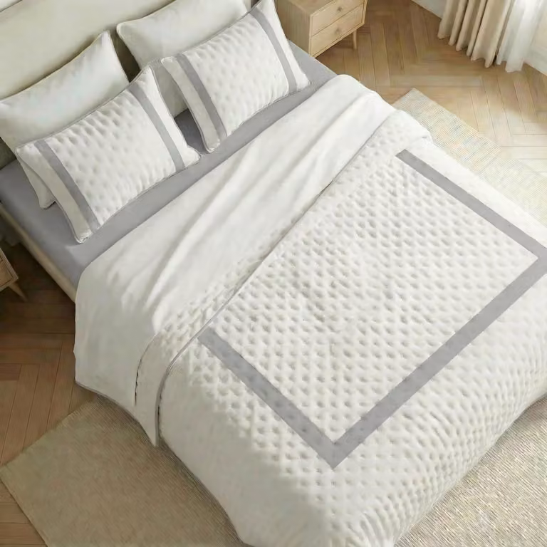 Colcha boutí Portixol estampada floral en color plata y blanco para cama de 200, An/P/Al: 300 x 270 cm