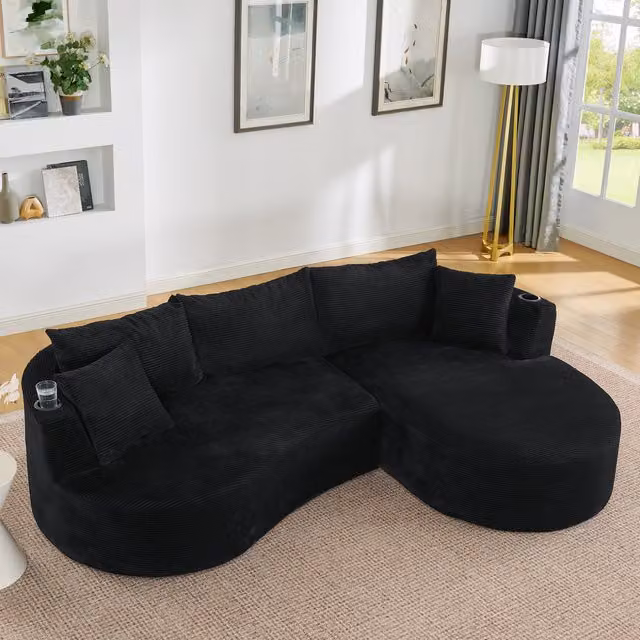Sofá de 3 plazas con chaise longue derecha KELLANY en tejido de pana suave color negro, diseño moderno con portavasos y cojines incluidos