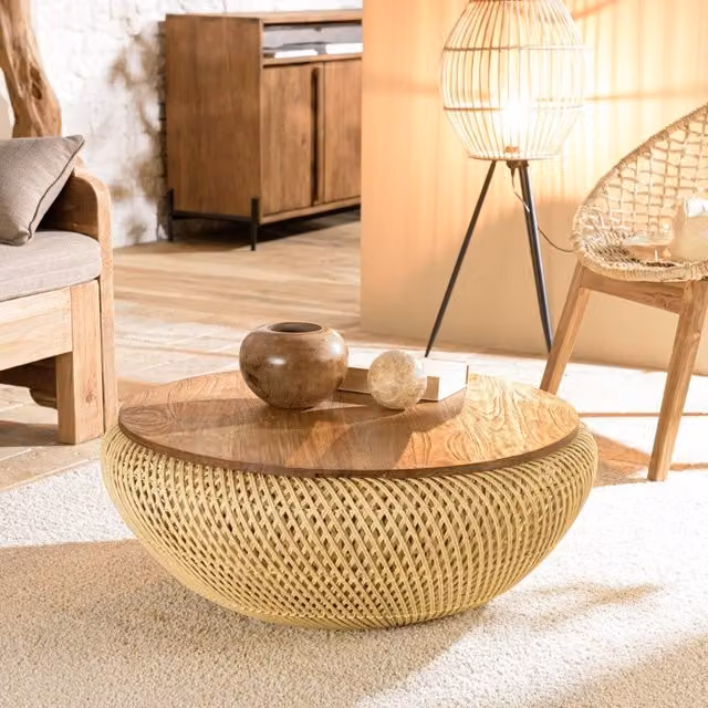 Mesa de centro redonda Macabane de ratán y madera de teca en color beige y marrón con estilo boho