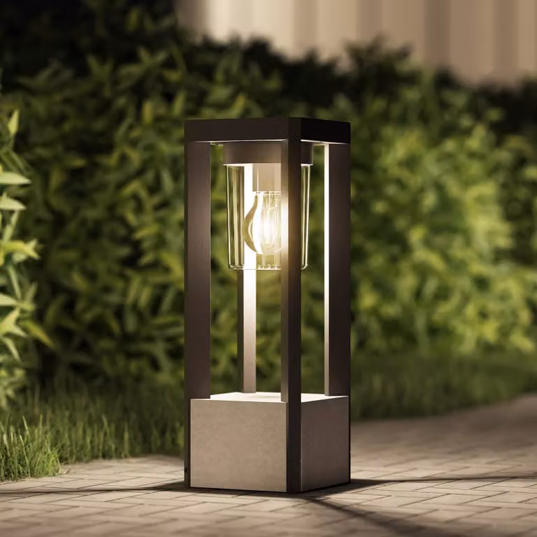 Baliza luminosa de exterior Kalisa de Lucande, diseño moderno en aluminio gris y cristal transparente, regulable en intensidad