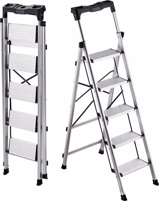 Escalera de tijera plegable VEVOR de 5 peldaños en aluminio color plateado con bandeja para herramientas y capacidad de 150 kg