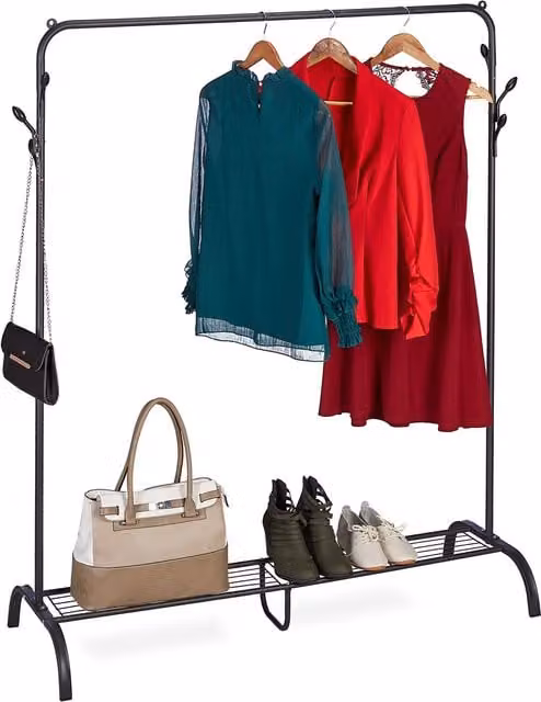 Perchero de pie relaxdays con barra para ropa, balda y 6 ganchos, metálico, negro, Al x An x P: 145 x 132 x 44 cm