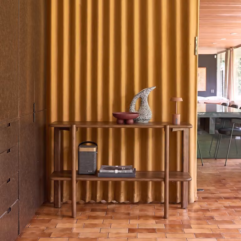 Consola de madera de acacia estilo mid century SWEEEK en color nogal An/P/Al: 120 x 35 x 77 cm