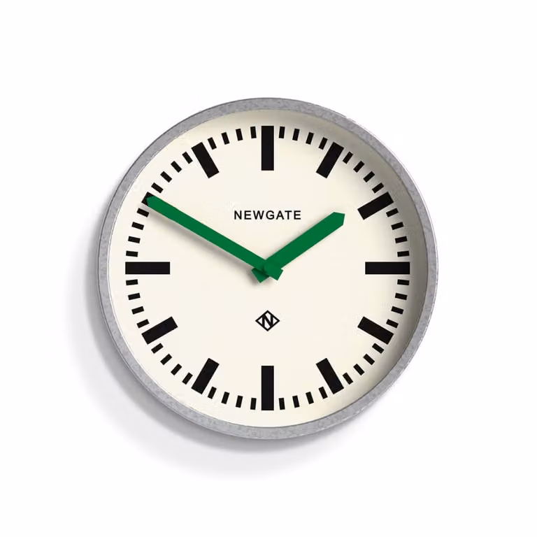 Reloj de pared analógico Newgate de estilo industrial con acabado metálico redondo en azul y verde