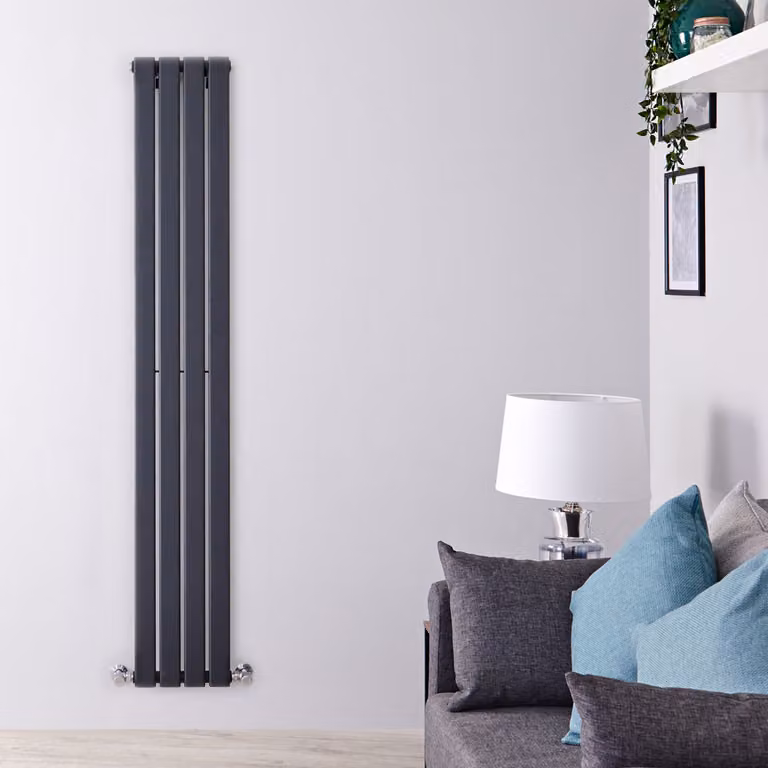 Radiador de Diseño Vertical de Panel Único Hudson Reed en color Antracita, Al: 178 cm, An: 28 cm, P: 5,2 cm