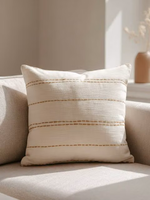 Cojín Sia de Kenay Home en algodón con diseño de rayas en colores beige, blanco y amarillo, An/An/Al: 45 x 45 x 45 cm