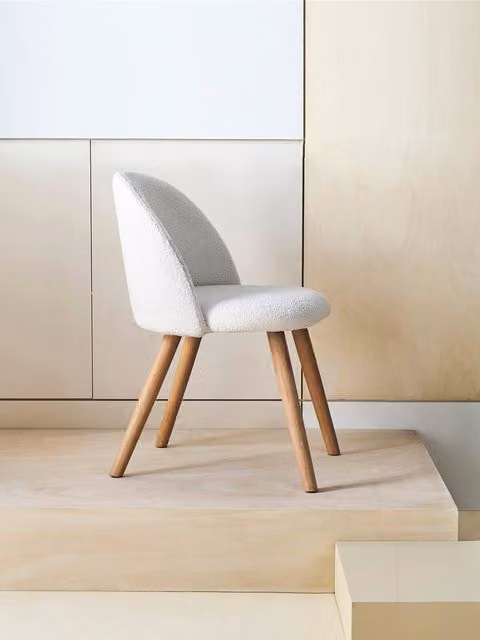 Silla infantil Vertbaudet en blanco con acabado de pelo sintético y estructura de madera de pino