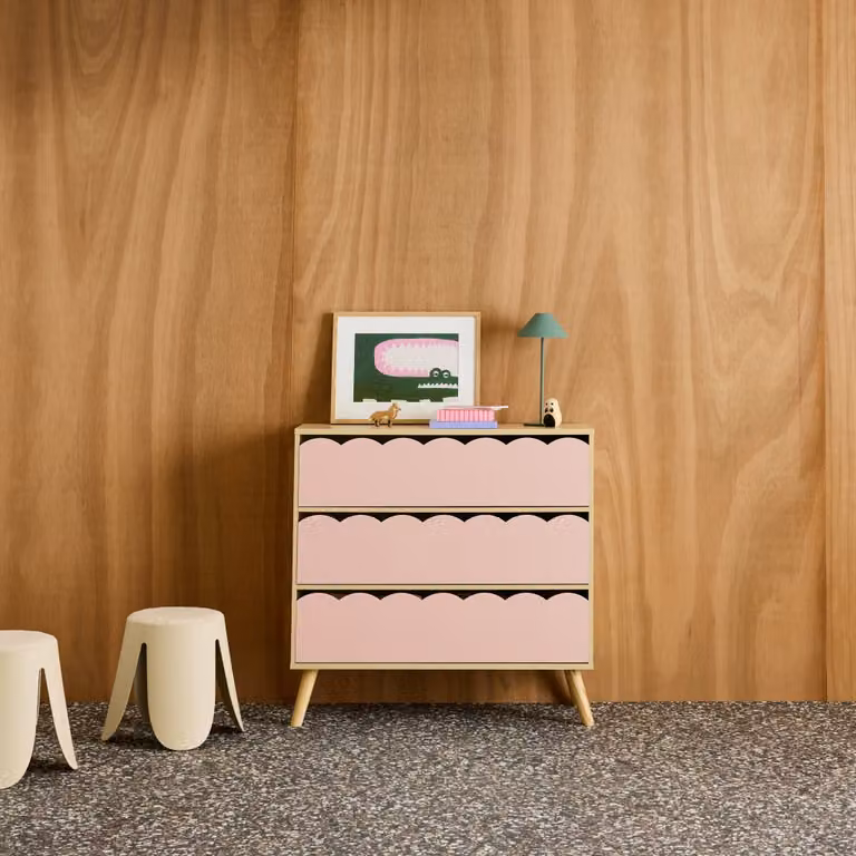 Cómoda infantil Sweeek de efecto madera con patas de pino y 3 cajones, color rosa, An/P/Al: 80 x 30 x 79 cm