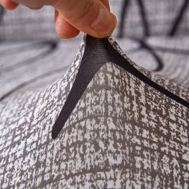 Funda elástica y antideslizante para sofás de 2 plazas Infinite con diseño gráfico en color gris, fabricada en poliéster y elastano