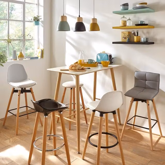 Silla de bar Maxon de Atmosphera en color gris con estructura de madera y tapizado de tela de estilo moderno