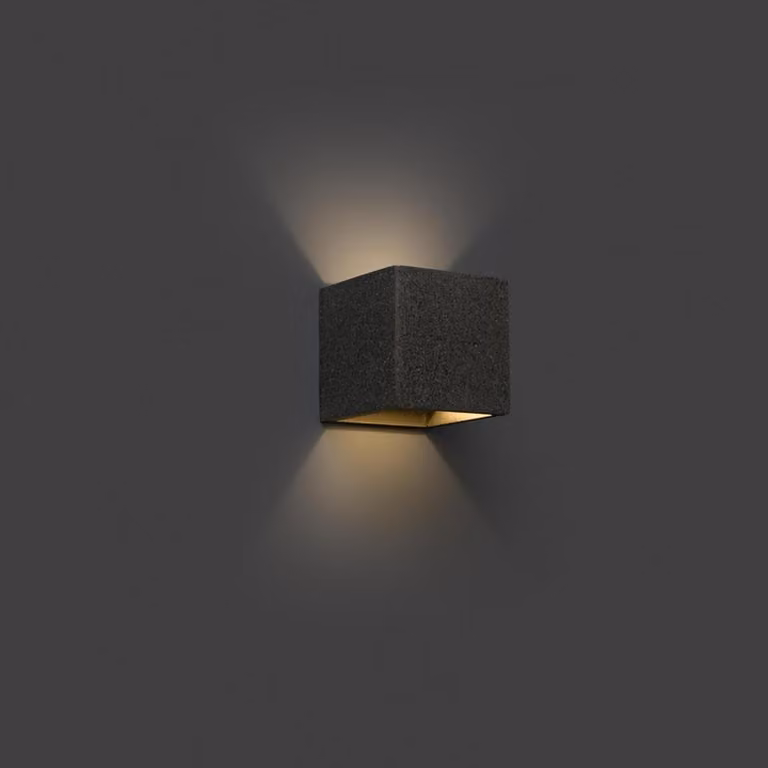 Faro de pared KAMEN de Zarovnané, diseño cuadrado en color gris con acabado efecto piedra, casquillo G9, IP20 y regulable