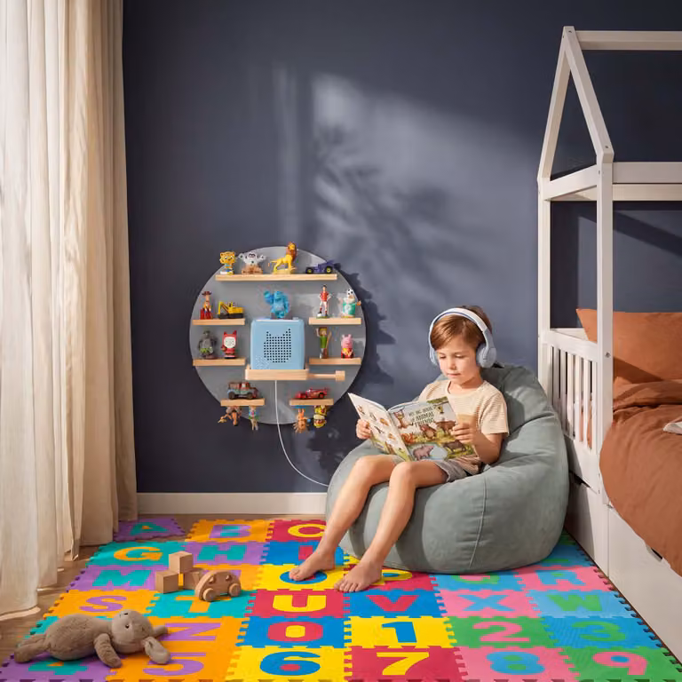Estantería de pared TecTake para 28 figuras, diseño compacto en gris mate para habitación infantil