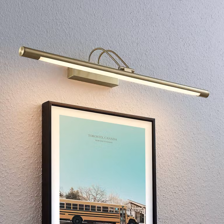 Aplique de pared LED Mailine de Lindby en color latón y oro con diseño moderno de metal