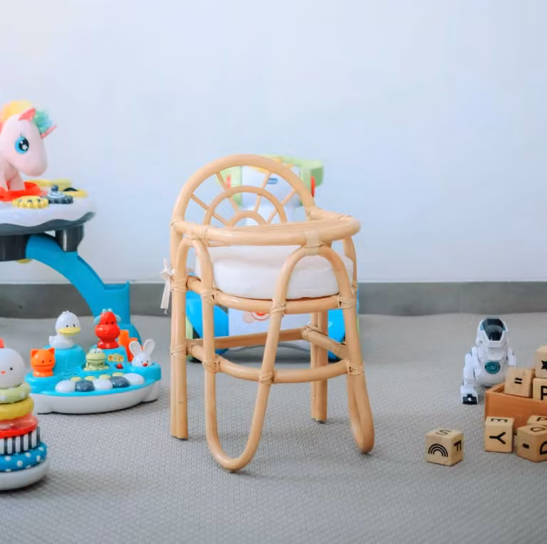 Silla alta vintage para niños Nordlys en ratán color marrón y beige