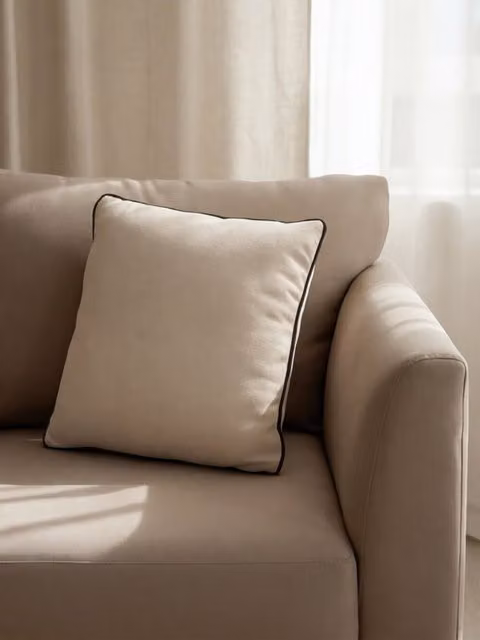 Cojín cuadrado beige Kenay Home de algodón con funda lavable