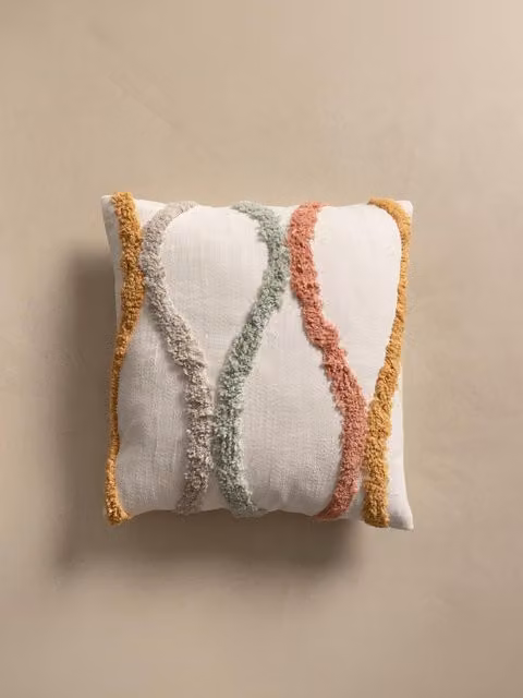 Cojín tufted cuadrado de algodón Kenay Home en color blanco con funda lavable y desenfundable