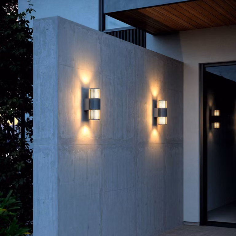 Aplique de pared exterior Nordlux Aludra Double en aluminio gris, regulable y resistente al agua salada para jardín