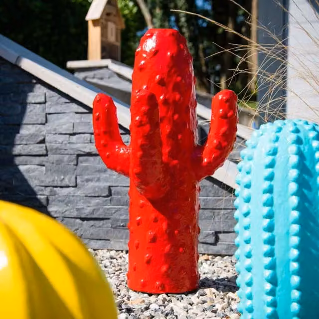 Escultura de jardín moderna con forma de animal y cactus de la colección Wanda Collection en color rojo, Altura: 50 cm