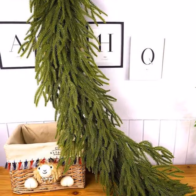 Guirnalda navideña de pino de Norfolk y eucalipto artificial de la marca COOCHEER en color verde para decoración de repisas o mesas
