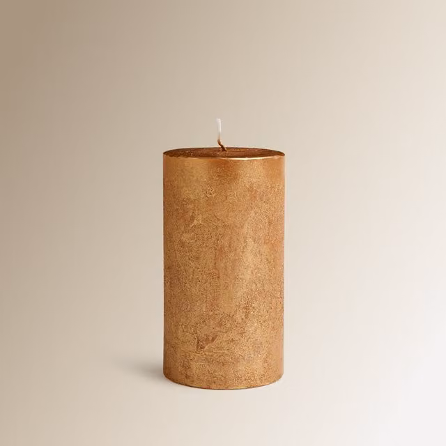 Vela de cera clásica El Corte Inglés en color dorado para mesa