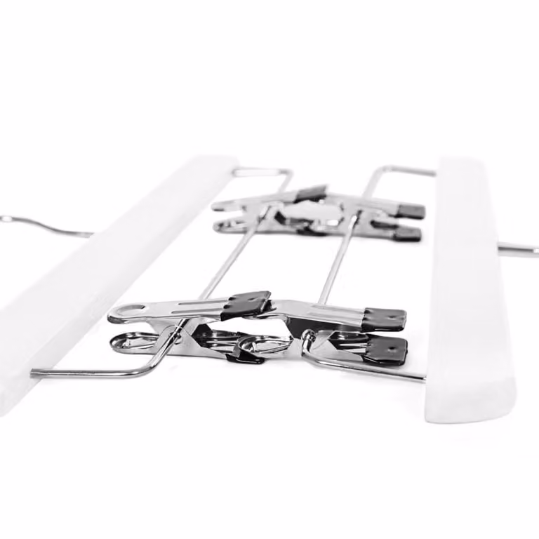Pack de 10 perchas de madera Well Home en color blanco con pinzas ajustables, barra y gancho giratorio antideslizante