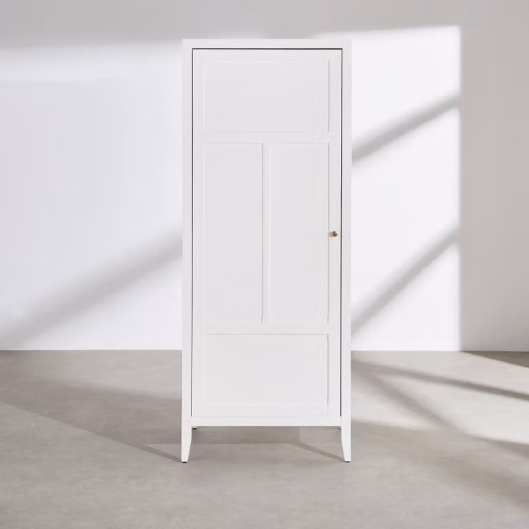 Armario alto de una puerta Maison du Monde en color blanco con acabado mate y detalles en madera de pino