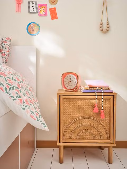 Mesita de noche Arcoíris de Vertbaudet en madera de pino y mimbre color marrón para dormitorio infantil