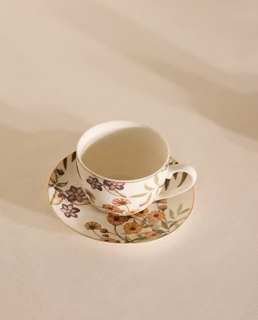 Taza de té con plato Kioto de El Corte Inglés en bone china con diseño floral multicolor, apta para microondas y lavavajillas