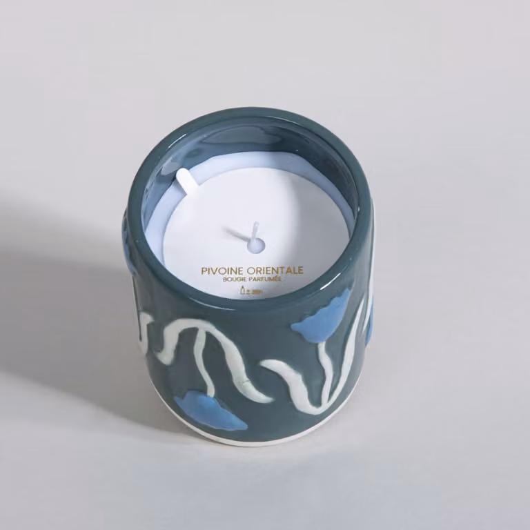 Vela perfumada de cerámica con diseño floral de Maisons du Monde en colores blanco y azul
