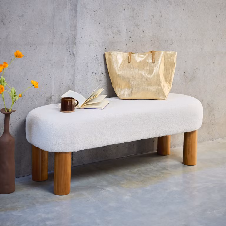 Banco de final de cama SWEEEK en madera de caucho y tejido borreguito, Blanco, An/P/Al: 121 x 45 x 45 cm