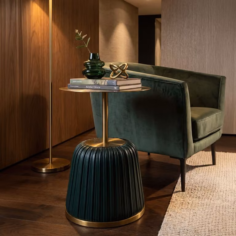 Mesita de centro moderna Mauro Ferretti de metal dorado y polipiel plisada verde, Diámetro: 40 cm, Altura: 55 cm