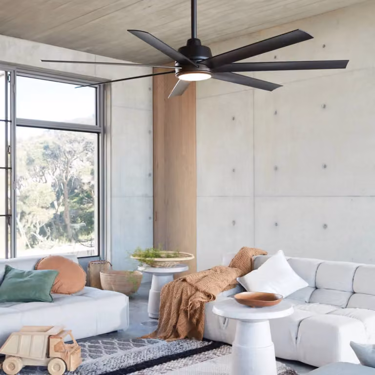 Ventilador de techo Atlanta con luz LED y mando a distancia de Beacon Lighting en color negro y diseño moderno