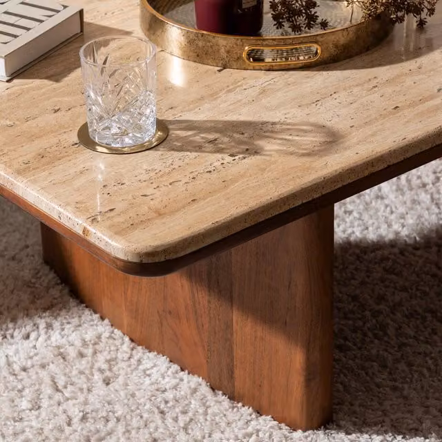 Mesa de centro rectangular Jivan de Atmosphera con tablero de travertino y patas de madera de acacia en colores beige y marrón, An/P: 120 x 70 cm