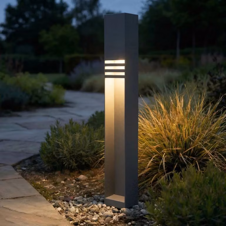 Bolardo luminoso LED Oxido Lucande en acero inoxidable color gris para terraza, diseño angular y protección IP44, Altura: 80 cm