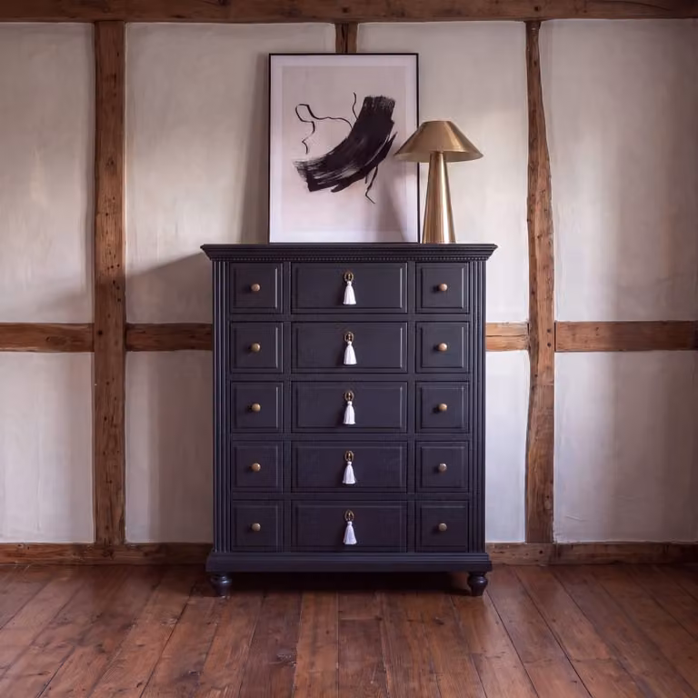 Cajonera de 5 cajones Maison du Monde en pino macizo y MDF color negro y detalles dorados