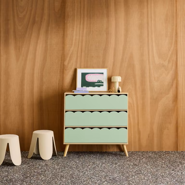 Cómoda infantil Sweeek de estilo escandinavo con 3 cajones, efecto madera y patas de pino, color verde - An/P/Al: 80 x 30 x 79 cm