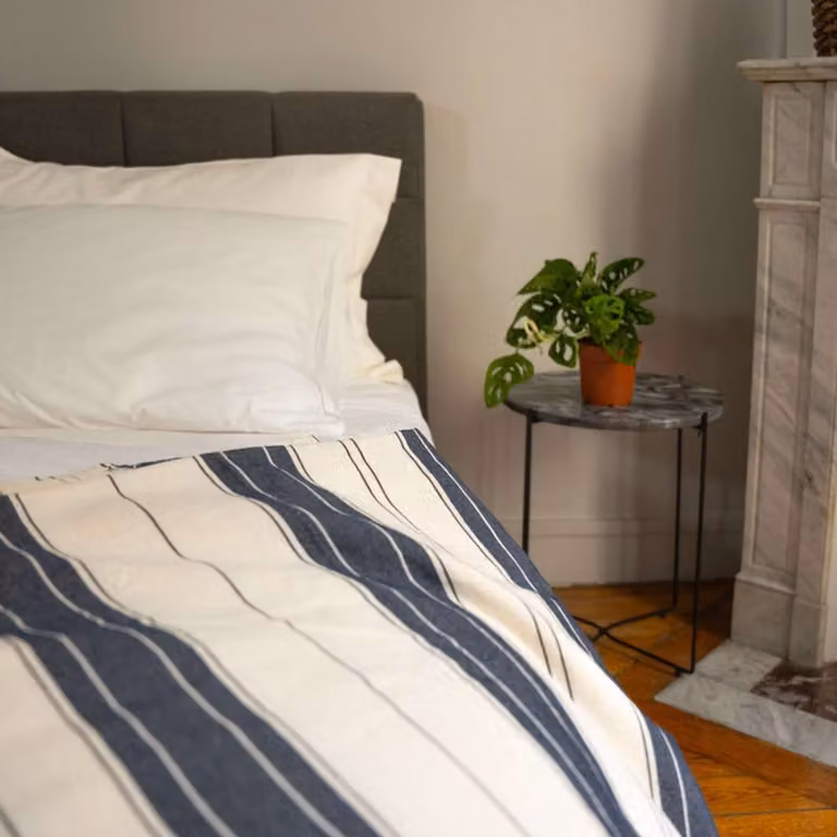 Colcha de algodón Morhea estilo mediterráneo con flecos en blanco y azul An/P/Al: 160 x 210 cm