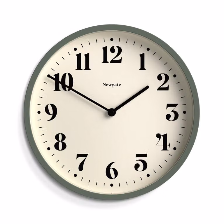Reloj de pared analógico moderno Newgate redondo de metal y cristal en gris y verde