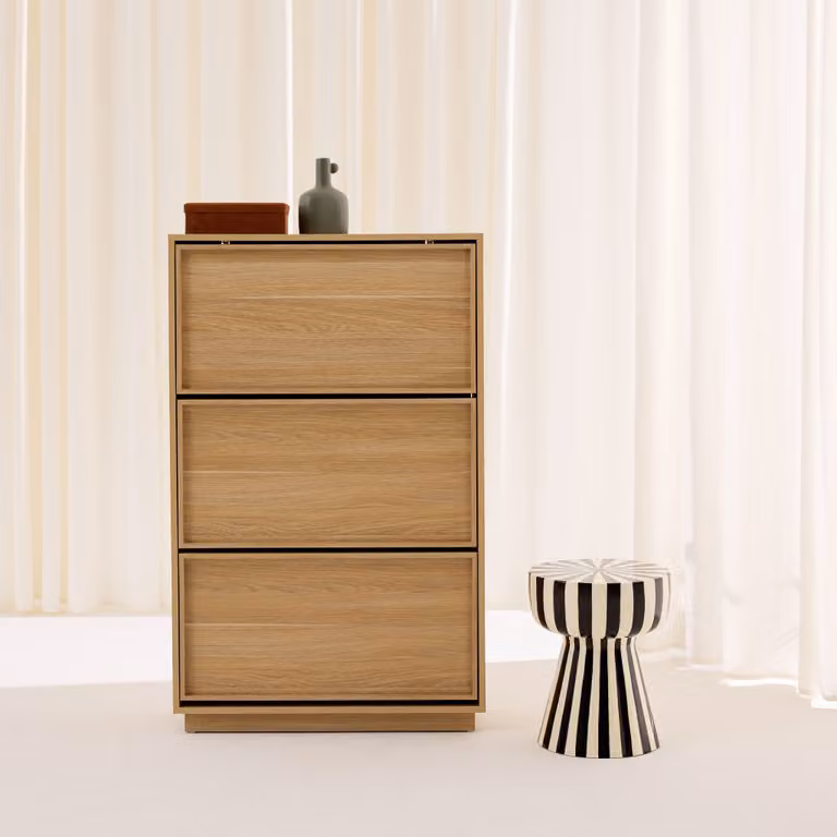 Zapatero minimalista SWEEEK de madera con puertas batientes y cajones internos en color beige y arena, An/P/Al: 75 x 26 x 120 cm