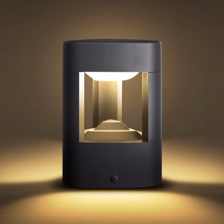 Baliza LED Pirron de Lucande para exterior en color negro, lámpara de camino moderna con acabado en aluminio y protección IP54