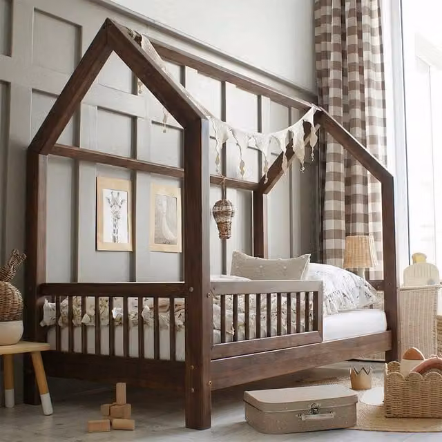 Cama Cabaña Sofia de PETITS-MEUBLES en madera oscura con barrera y somier, An/P/Al: 90 x 200 cm