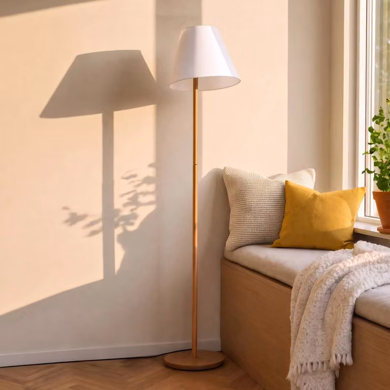 Lámpara de suelo Jinda de Lucande en color blanco y madera con pantalla de tejido para salón o comedor de estilo nórdico