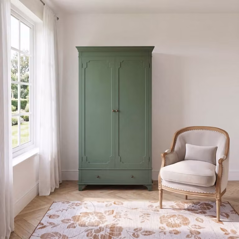 Armario de pino y MDF Maisons du Monde en color verde caqui con puertas batientes y estantes internos An: 104 cm