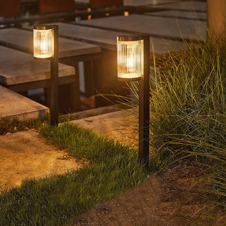 Pack de 2 balizas solares LED Lumisky Beamlit para jardín en color negro con sensor crepuscular y protección IP65, Altura: 58 cm