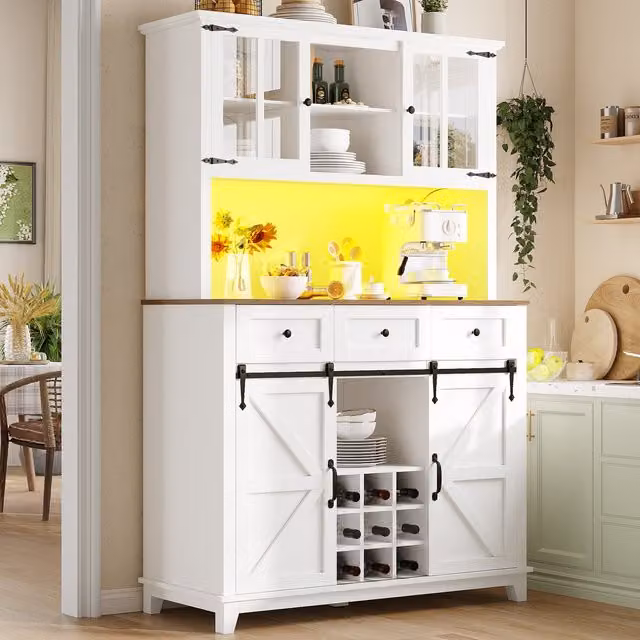 Vitrina REDOM estilo farmhouse en color blanco con puertas correderas de cristal, estantes internos, iluminación integrada y portabotellas, An: 105 cm, P: 38.4 cm, Al: 180 cm