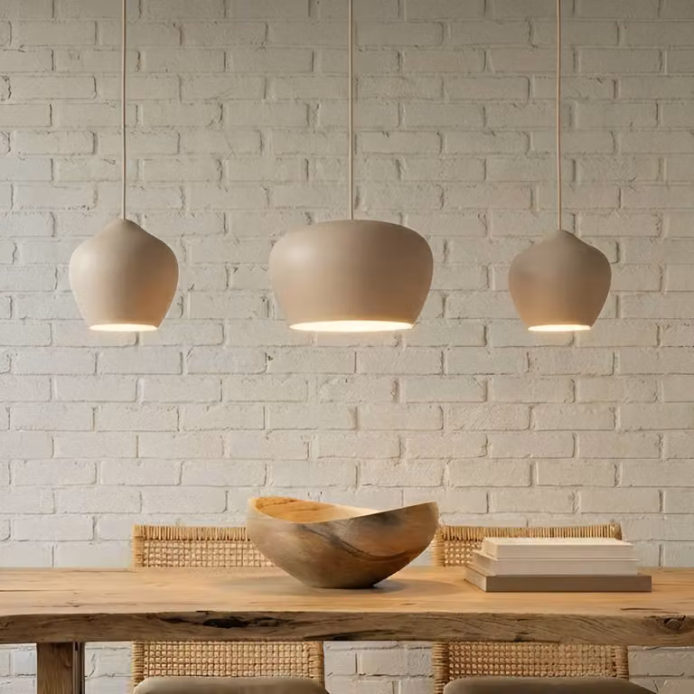 Lámpara colgante Malisa de Lucande en metal color beige y ámbar, diseño nórdico atenuable para salón o comedor