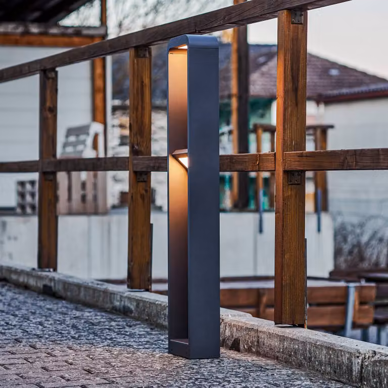 Baliza LED Darko de Lindby para exterior en color gris y aluminio con luz blanca cálida