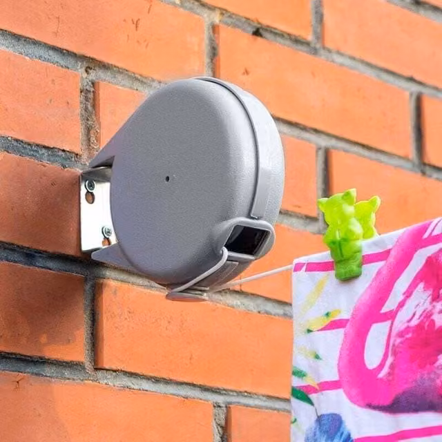 Tendedero retráctil Elle de 15 m con mecanismo automático en color gris para instalación en pared