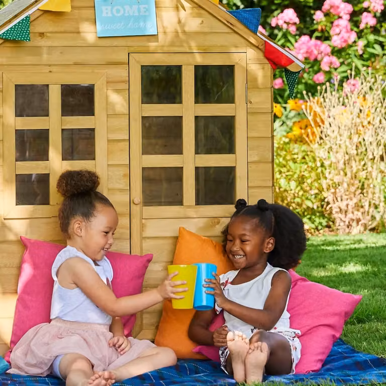 Cabaña de juegos infantil TP Toys con cocina y contraventanas de madera en color marrón, An/P/Al: 140 x 98,5 x 91,5 cm